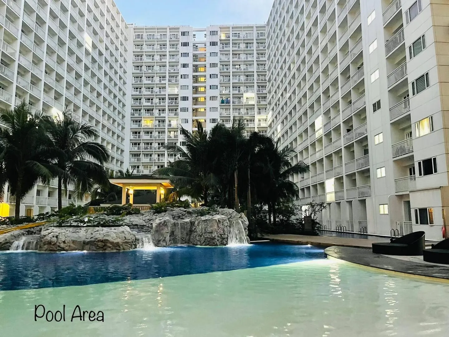 Modern Double-Sized Bed With Netflix & Pool View Apartment Manila