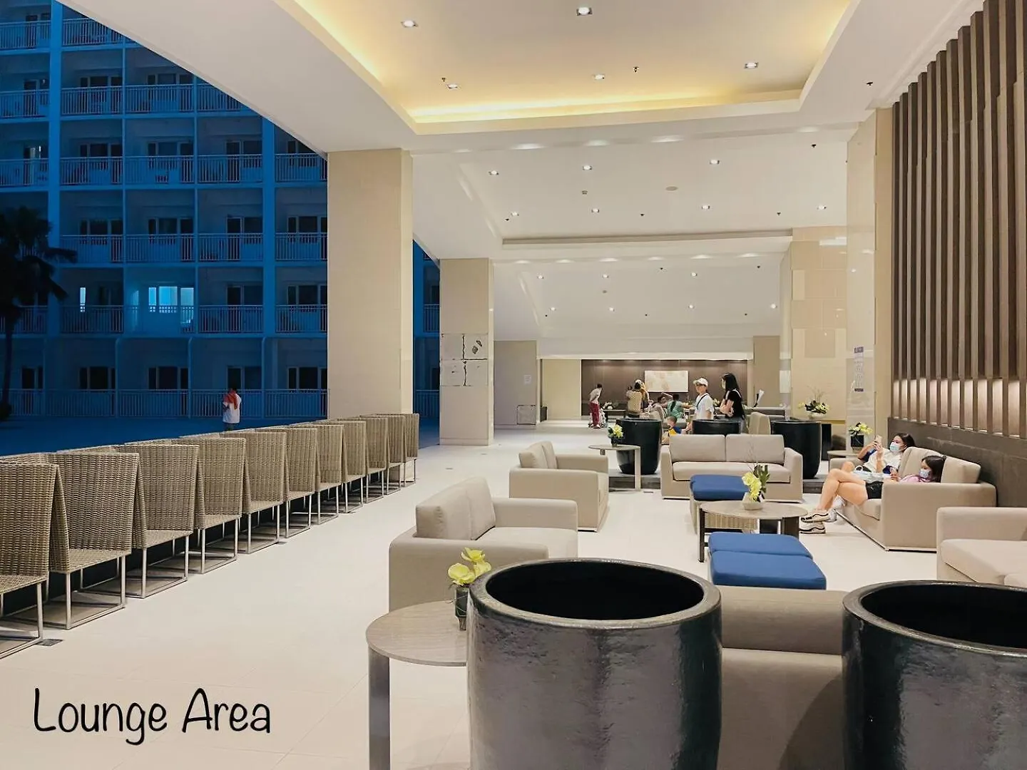 Modern Double-Sized Bed With Netflix & Pool View Apartment Manila 0*,  Philippines