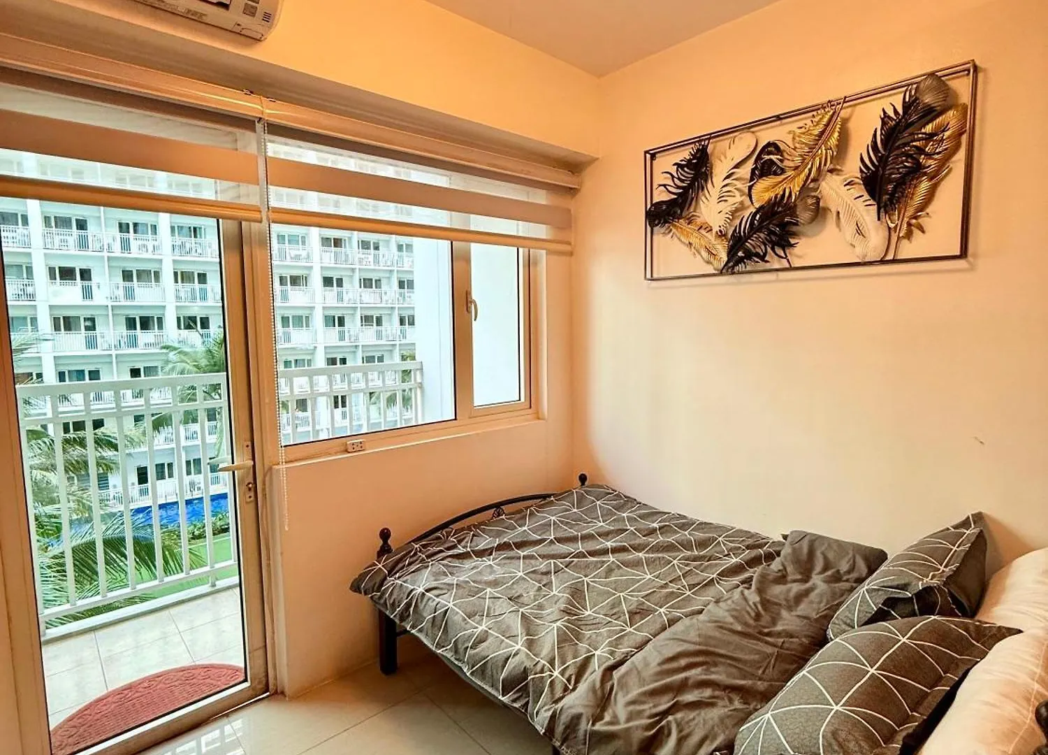 Modern Double-Sized Bed With Netflix & Pool View Apartment Manila