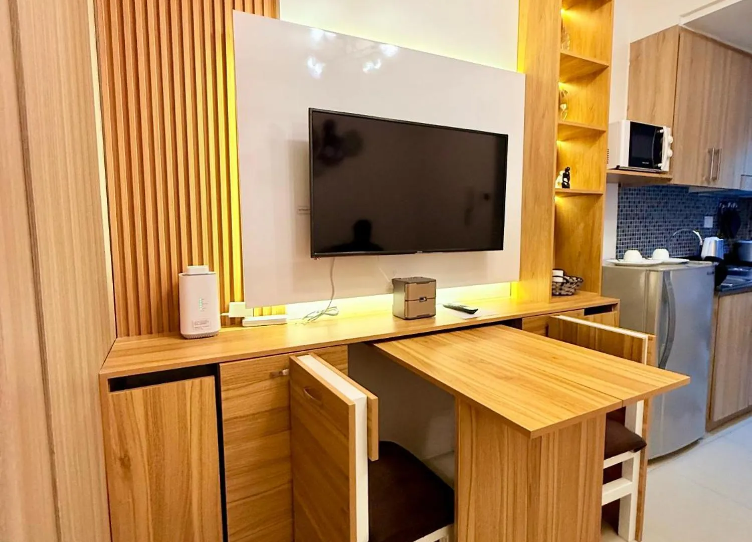 Modern Double-Sized Bed With Netflix & Pool View Apartment Manila Philippines
