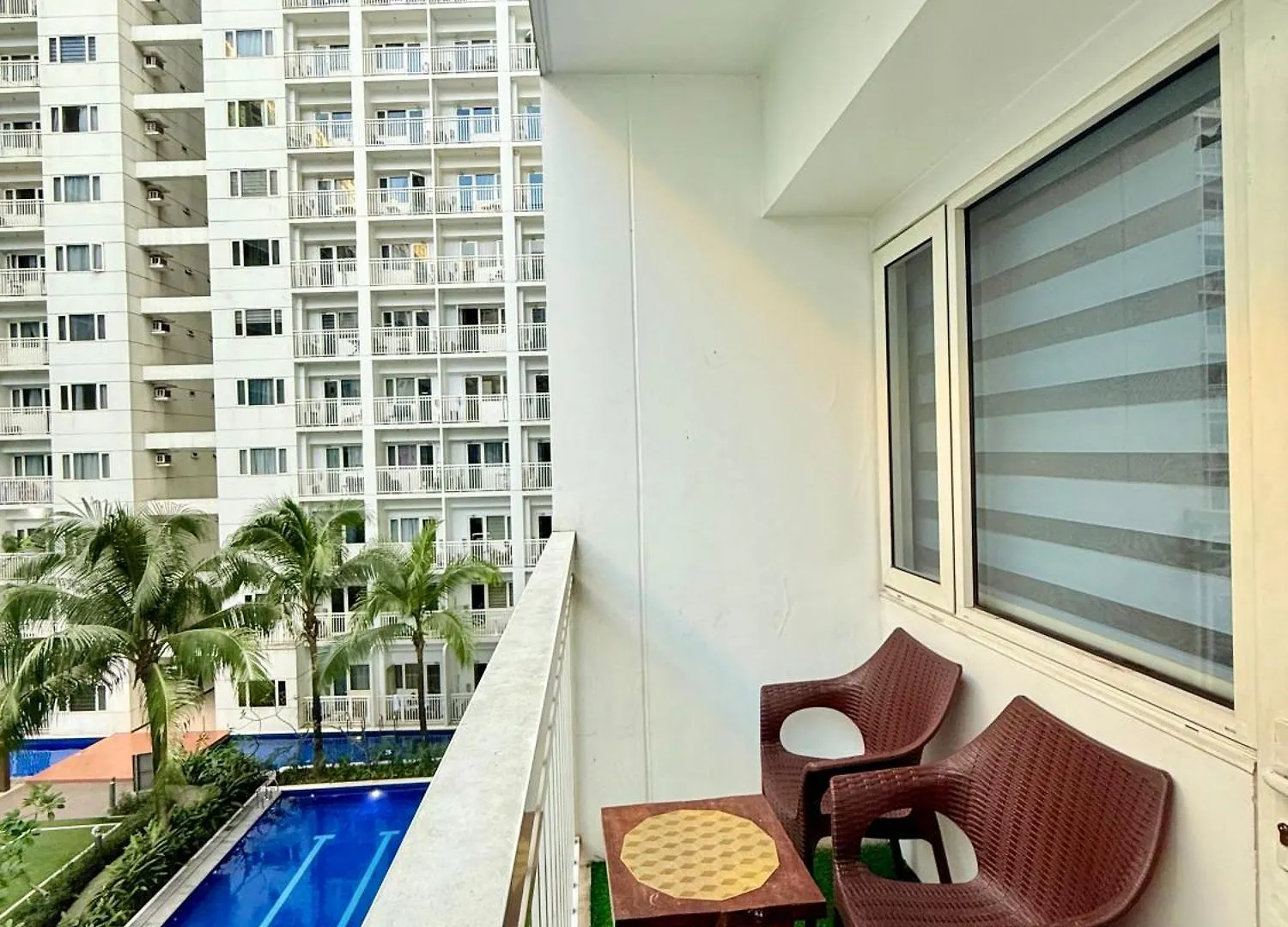 Modern Double-Sized Bed With Netflix & Pool View Apartment Manila