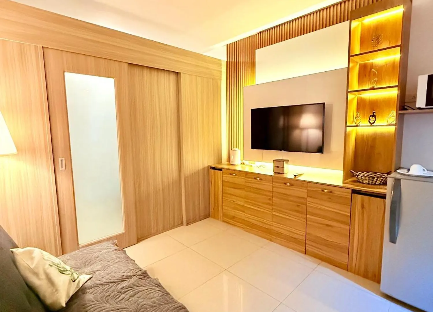 Modern Double-Sized Bed With Netflix & Pool View Apartment Manila