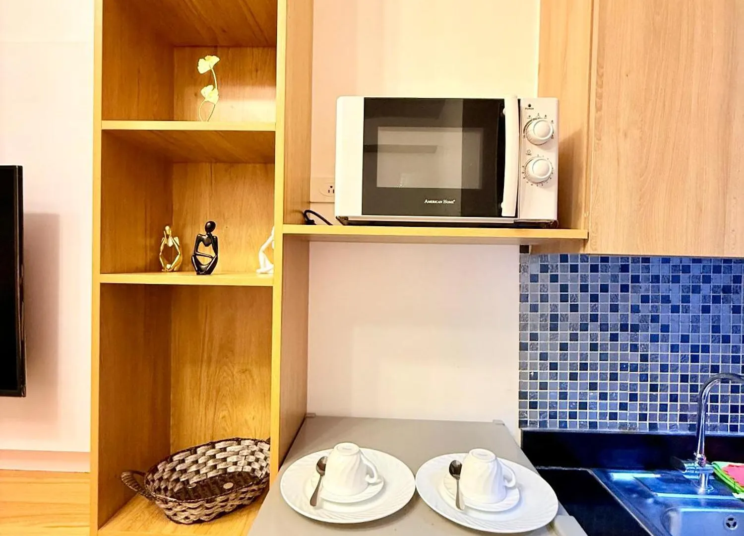 Modern Double-Sized Bed With Netflix & Pool View Apartment Manila Philippines