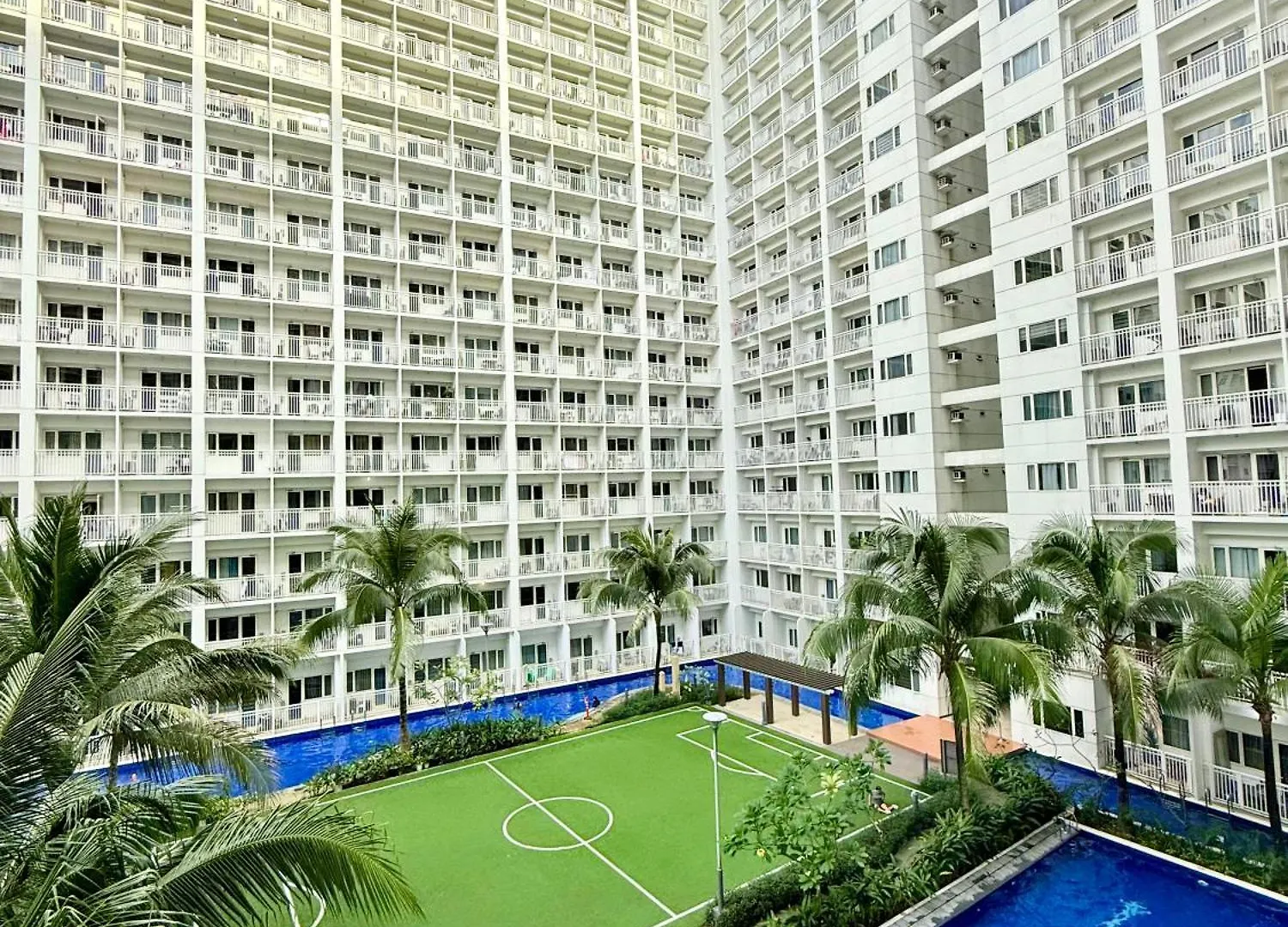 Modern Double-Sized Bed With Netflix & Pool View Apartment Manila