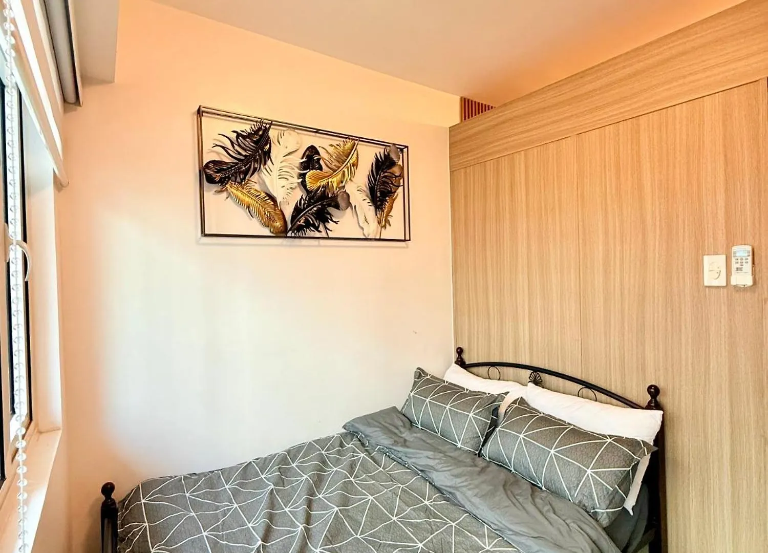 Modern Double-Sized Bed With Netflix & Pool View Apartment Manila Philippines