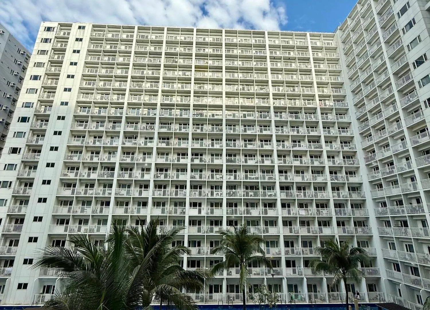 Modern Double-Sized Bed With Netflix & Pool View Apartment Manila