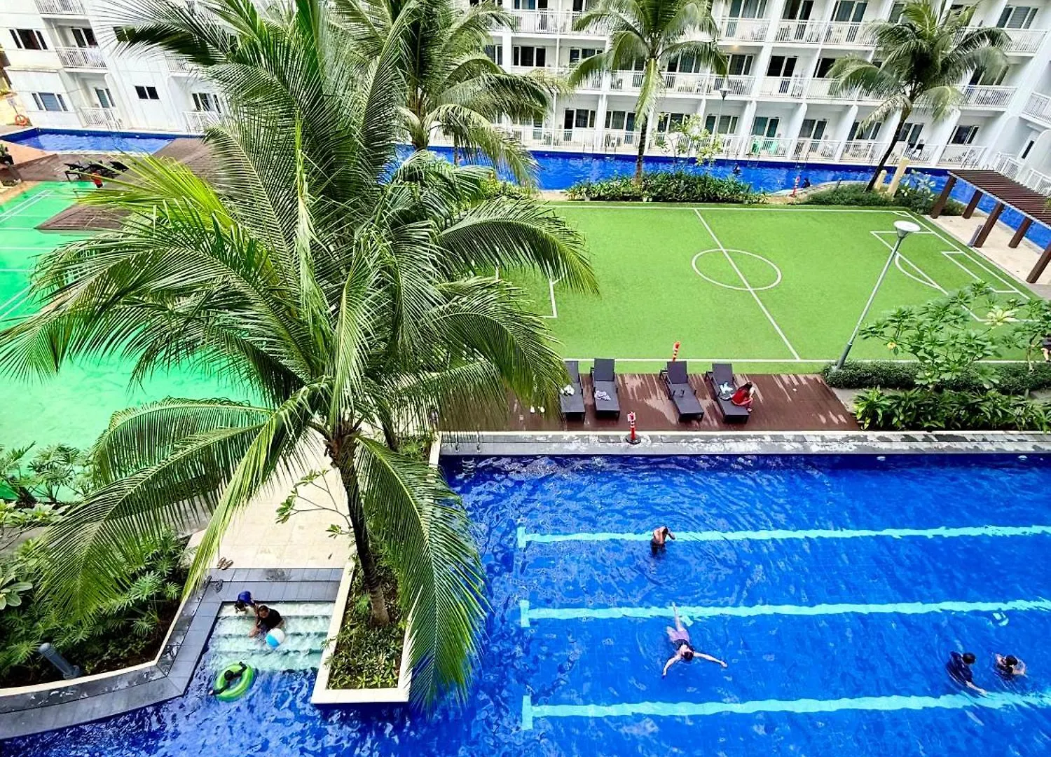 Modern Double-Sized Bed With Netflix & Pool View Apartment Manila