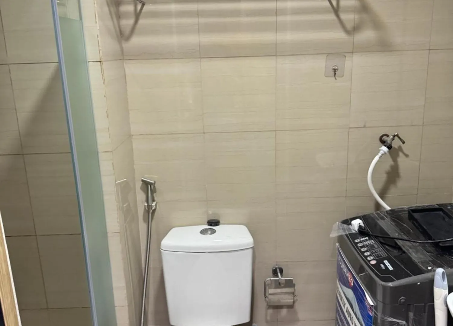 Modern Double-Sized Bed With Netflix & Pool View Apartment Manila Philippines